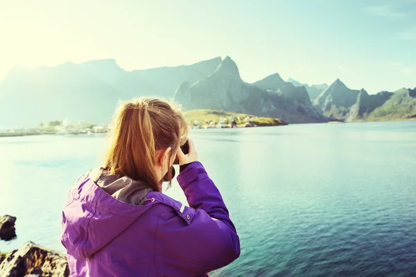Woman traveler in Norway — Stock Photo, Image