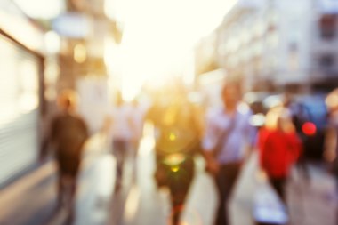 Londra 'nın Bokeh sokağındaki insanlar.