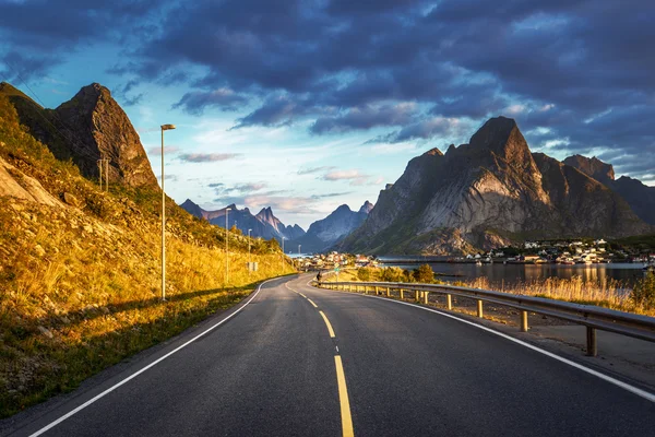 Carretera junto al mar al amanecer, isla de Lofoten, Noruega — Foto de Stock