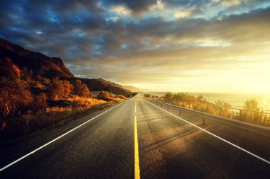Gün doğumunda deniz kenarındaki yol, Lofoten Adası, Norveç