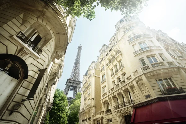 Building in Paris near Eiffel Tower — Stock Photo, Image