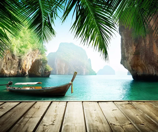 Adaman sea and wooden boat in Thailand — Stock Photo, Image