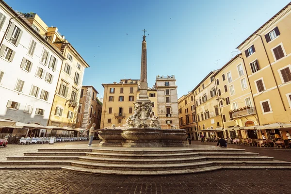 Fontein, dichtbij Pantheon, in Rome, Italië — Stockfoto