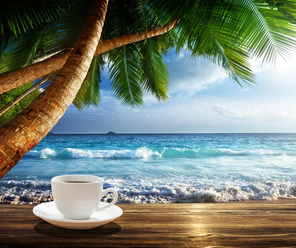 Strand en kopje koffie — Stockfoto