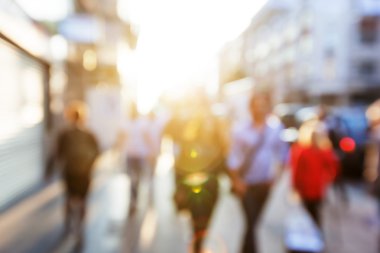 Londra 'nın Bokeh sokağındaki insanlar.