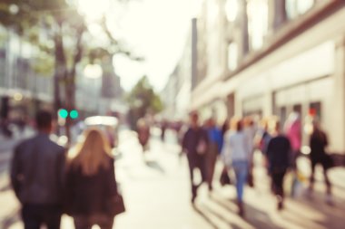 Londra 'nın Bokeh sokağındaki insanlar.