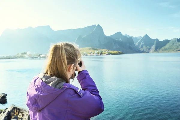 Woman traveler in Norway — Stock Photo, Image