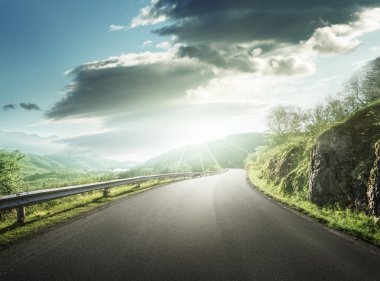 Norveç 'teki Lofoten adalarında yaz yolu.