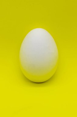 Sarı arka plan yalıtımında beyaz yumurtalar