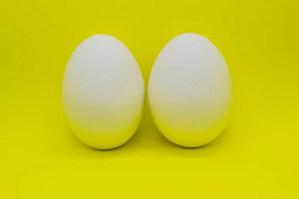 Huevos Blancos Sobre Fondo Amarillo Aislante —  Fotos de Stock