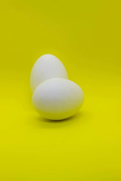 Huevos Blancos Sobre Fondo Amarillo Aislante — Foto de Stock