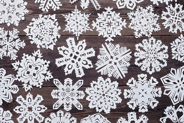 Juldekoration med papper snöflinga — Stockfoto