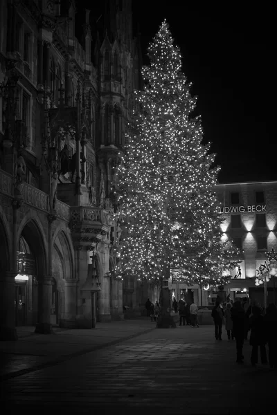 Weihnachtsbaum in der Nacht mit Lichtern. marienplatz in münchen, ger — Stockfoto
