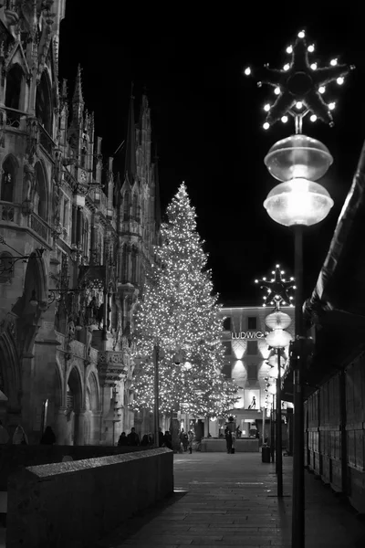 Weihnachtsbaum in der Nacht mit Lichtern. marienplatz in münchen, ger — Stockfoto