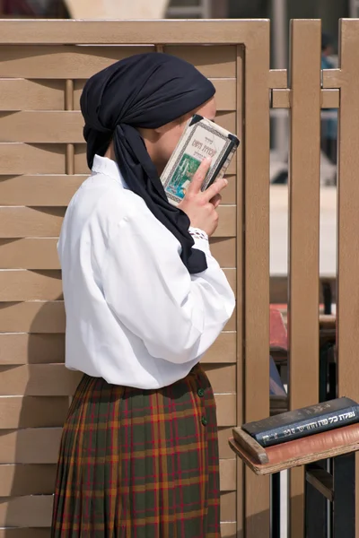 Jerusalem, israel-märz 14, 2006: Eine Frau betet an der Klagemauer. — Stockfoto