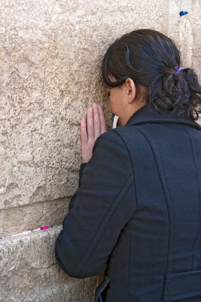 JERUSALEM, ISRAEL-MARCH 14, 2006:A woman prays at the Wailing Wall. — Stock Photo, Image