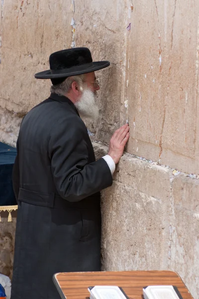 Jérusalem, Israël - 14 mars 2006 : Des hommes prient au Mur des Lamentations à Jérusalem . — Photo