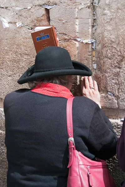 GERUSALEMME, ISRAELE-14 MARZO 2006: Una donna prega al Muro del Pianto . — Foto Stock