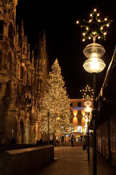 München, Deutschland - 25. Dezember 2009: Weihnachtsbaum bei Nacht mit Lichtern. — Stockfoto