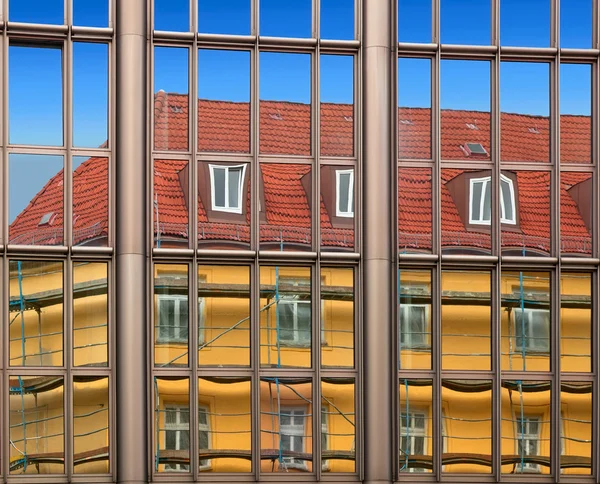 Old building architecture reflected in modern building — Stock Photo, Image