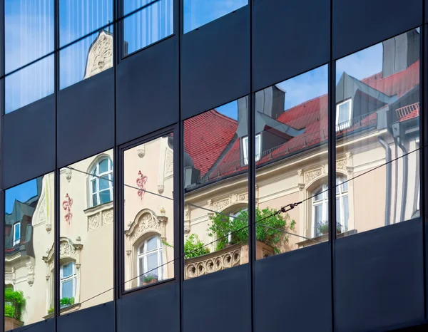 Old building architecture reflected in modern building — Stock Photo, Image