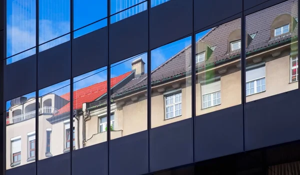 Stary budynek architektura odzwierciedlenie w nowoczesnym budynku — Zdjęcie stockowe