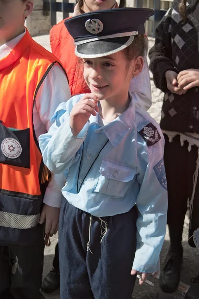 JERUSALEM, ISRAEL - 15 de marzo de 2006: Carnaval de Purim en el famoso barrio ultraortodoxo de Jerusalén - Mea Shearim . — Foto de Stock