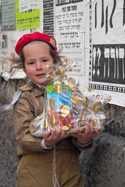 Jerusalem, Izrael - 15 marca 2006 r.: Purim karnawał w ultraortodoksyjnych dzielnicy Jerozolimy - Mea Shearim. — Zdjęcie stockowe