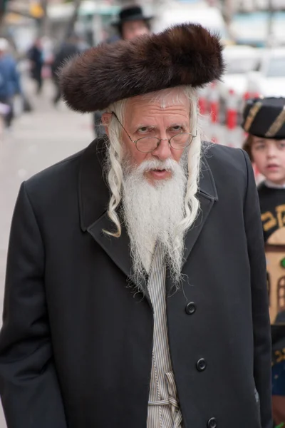 JERUSALEM, ISRAEL - 15 de marzo de 2006: Carnaval de Purim en el famoso barrio ultraortodoxo de Jerusalén - Mea Shearim. Retrato de hombres vestidos con ropa judía tradicional . — Foto de Stock