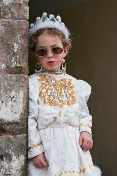 JERUSALEM, ISRAEL - 15 de março de 2006: Carnaval de Purim no famoso bairro ultra-ortodoxo de Jerusalém - Mea Shearim. Retrato de menina vestida com um traje de princesa . — Fotografia de Stock