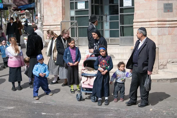 Jerusalem, israel - 15. märz 2006: purimkarneval. Kinder und Erwachsene in traditioneller jüdischer Kleidung. — Stockfoto