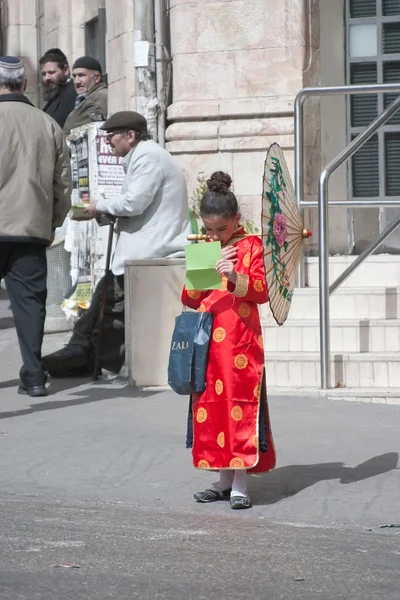 Jerusalem, Izrael - 15 marca 2006 r.: Purim karnawał w ultraortodoksyjnych dzielnicy Jerozolimy - Mea Shearim. — Zdjęcie stockowe