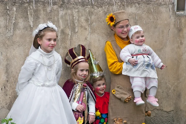 JERUSALEM, ISRAEL - MARCH 15, 2006: Purim carnival in the famous ultra-orthodox quarter of Jerusalem - Mea Shearim. — Stock Photo, Image