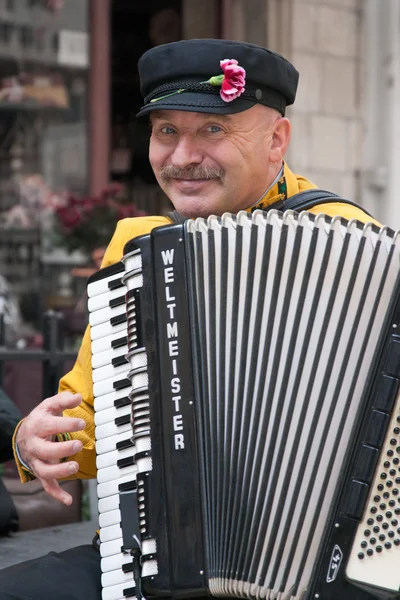 JERUSALEM, ISRAEL - 15 MARS 2006 : Carnaval de Pourim, musicien de rue joue de l'accordéon . — Photo