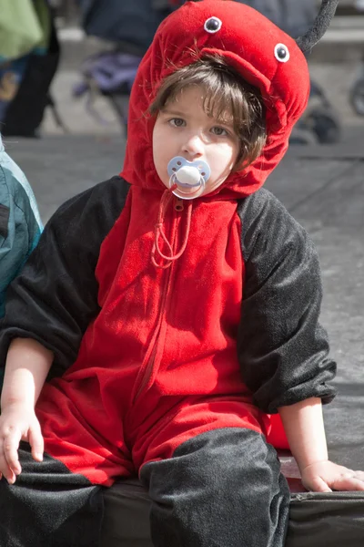 Jerusalem, israel - 15. märz 2006: purimkarneval. Porträt eines kleinen Jungen, der wie ein Marienkäfer gekleidet ist. — Stockfoto