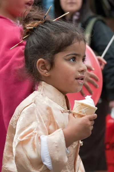 JERUSALEM, ISRAEL - MARCH 15, 2006: Purim carnival. Portrait of a little girl dressed in a suit Japanese. — Stock Photo, Image