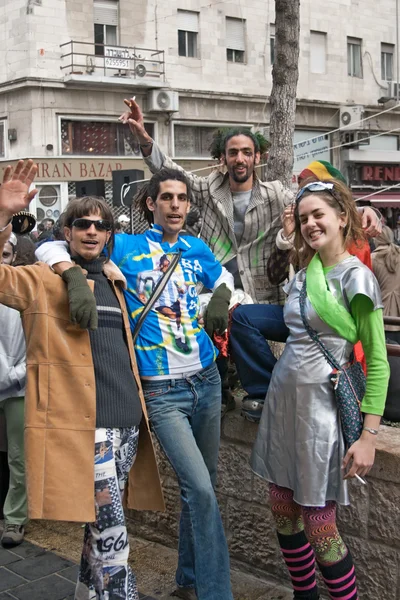 JERUSALEM, ISRAEL - 15 de marzo de 2006: Carnaval de Purim. Grupo de personas celebra el festival . — Foto de Stock