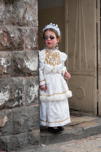 JERUSALEM, ISRAEL - 15 MARS 2006 : Carnaval de Pourim dans le célèbre quartier ultra-orthodoxe de Jérusalem - Mea Shearim . Images De Stock Libres De Droits