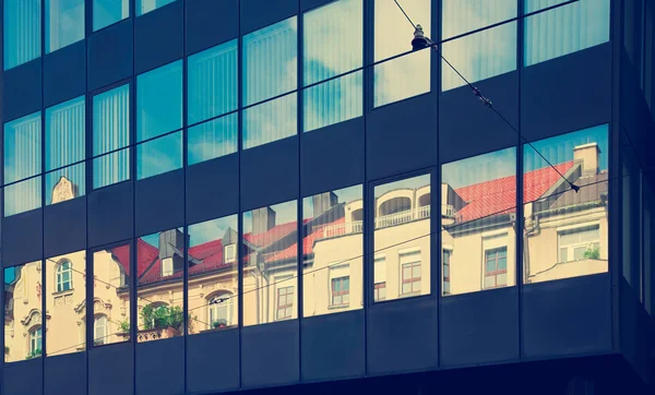 Old building architecture reflected in modern building — Stock Photo, Image