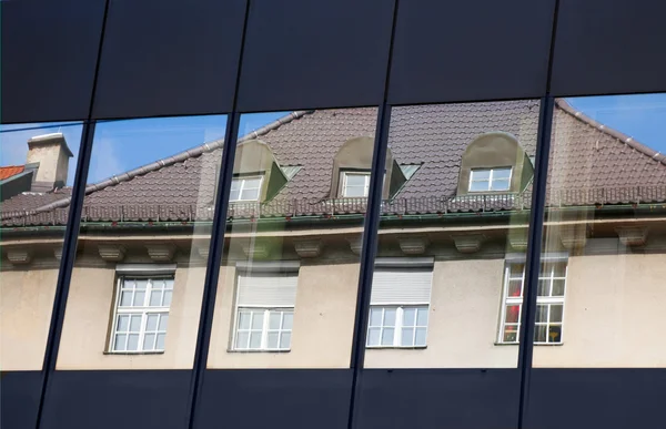 Old building architecture reflected in modern building — Stock Photo, Image