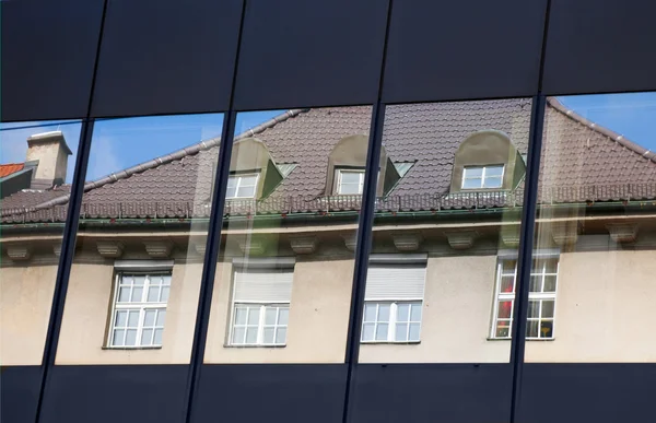 Arquitectura del edificio antiguo reflejada en el edificio moderno —  Fotos de Stock