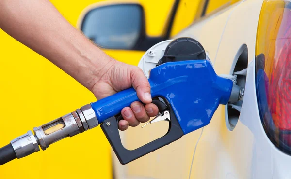 Pumping gas at gas pump. Closeup of man pumping gasoline fuel in — Stock Photo, Image