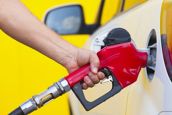 Pompen gas bij de benzinepomp. Close-up van de mens brandstof voor benzine pompen — Stockfoto