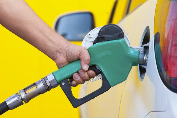 Pumping gas at gas pump. Closeup of man pumping gasoline fuel in — Stock Photo, Image