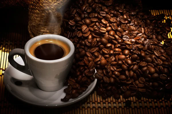 カップにコーヒー、コーヒーの粒に原価計算 ロイヤリティフリーのストック画像
