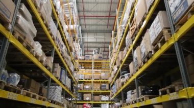 Kamera sipariş edilen malları ile paletleri ve malzemeleri depo arasında taşıma
