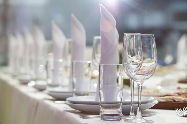 Glasses set in restaurant — Stock Photo, Image