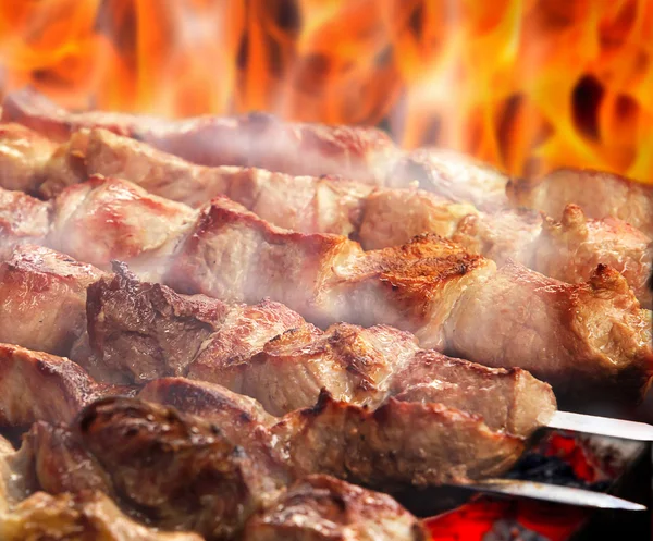 Süße Pilaf mit Rosinen und getrockneten Aprikosen aus nächster Nähe auf einem Teller. horizontal — Stockfoto