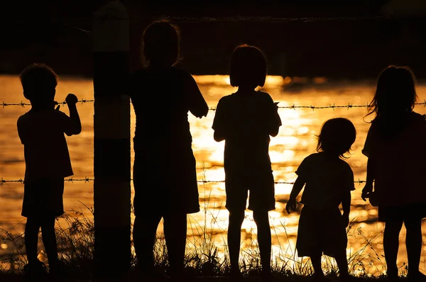 Silhueta de grupo de crianças rurais — Fotografia de Stock