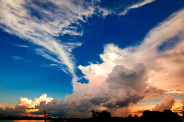 Farbenfroher Himmel und Wolken am Abend — Stockfoto